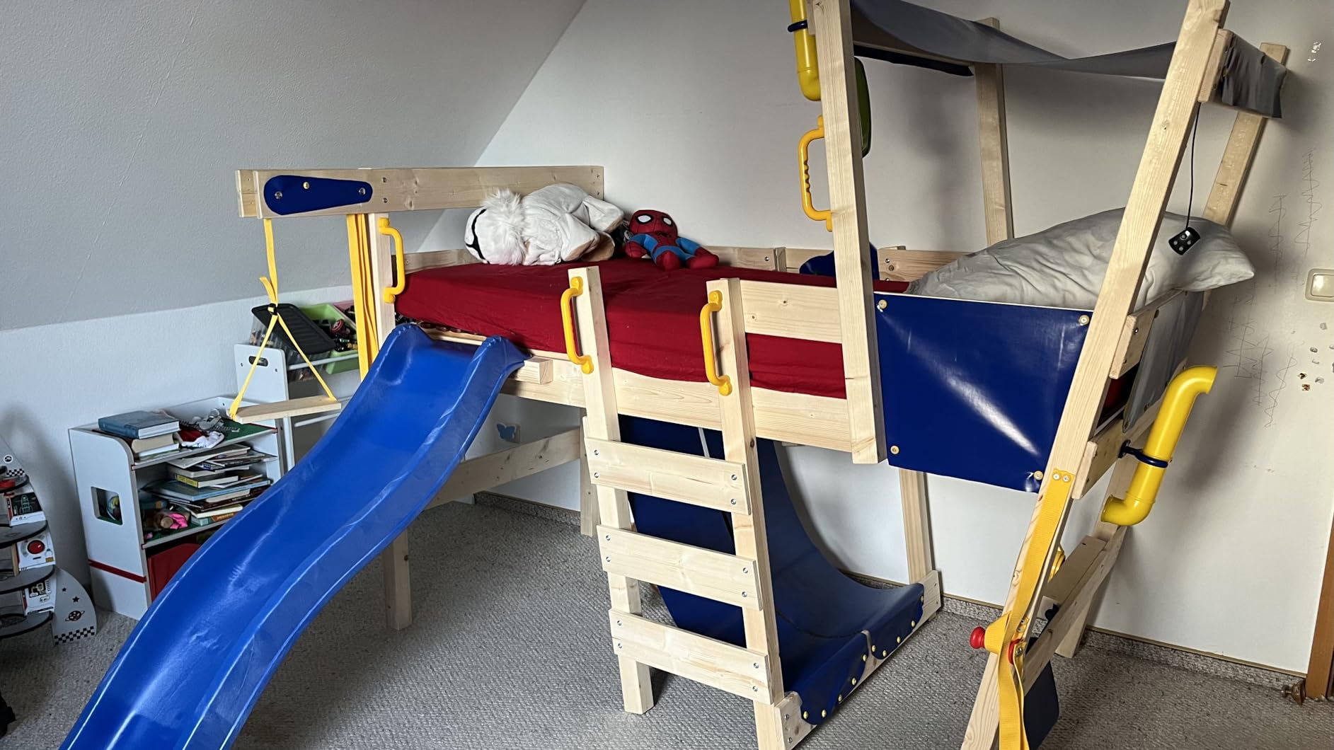 Un letto che è un parco giochi
