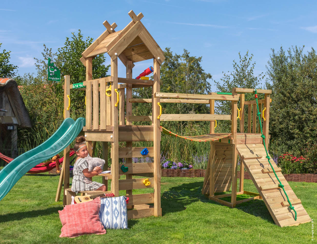 jungle-gym-jungle-teepee-castello-arrampicata-in-legno-con-scivolo-e-ponte-clatt image 1