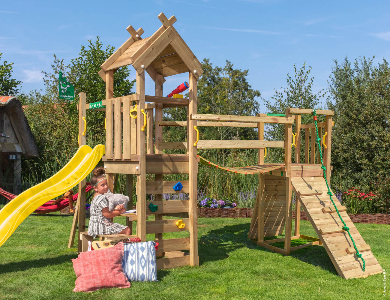 jungle-gym-jungle-teepee-castello-arrampicata-in-legno-con-scivolo-e-ponte-clatt image 8